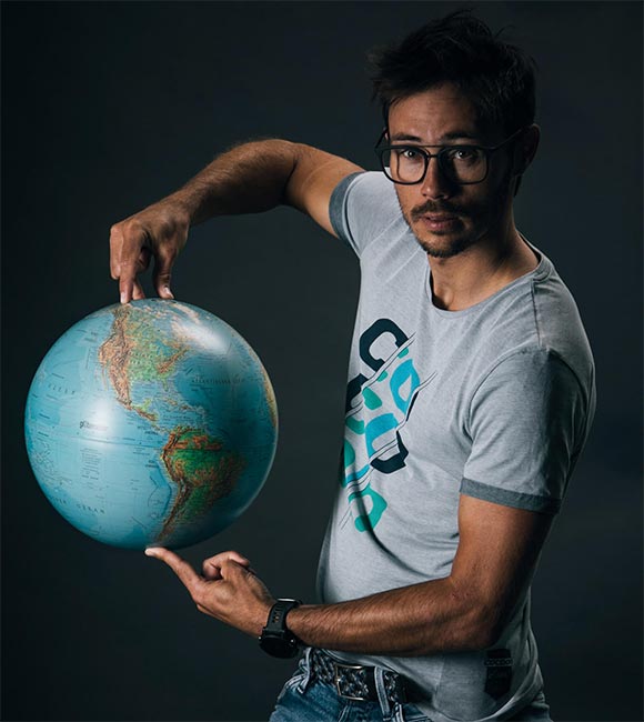 Michael Strasser mit Globus